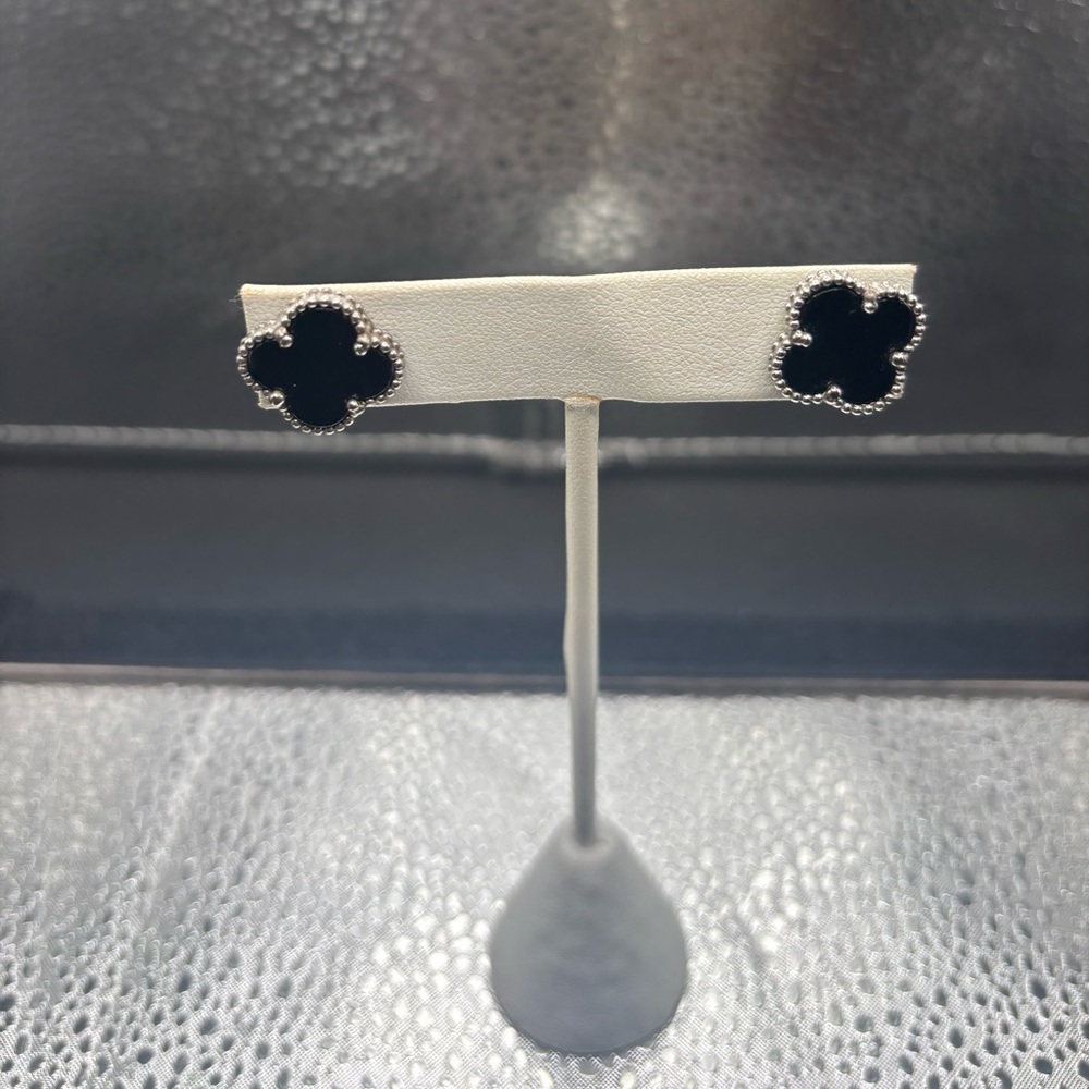 Elegant Black Flower Stud Earrings